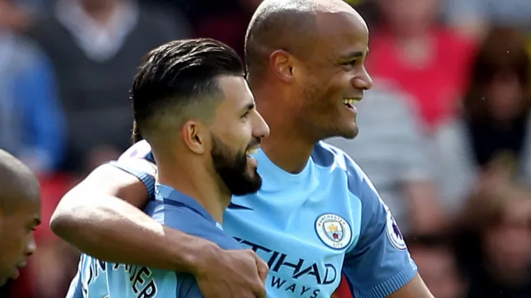 SỐC: Aguero suýt 'đá văng' cúp của Man City - Bóng Đá