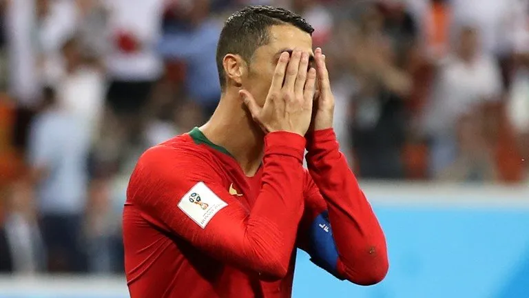 Ronaldo đáng bị thẻ đỏ, VAR là trò hề - Bóng Đá