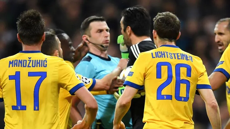 Buffon: Trọng tài có thùng rác, không có trái tim - Bóng Đá
