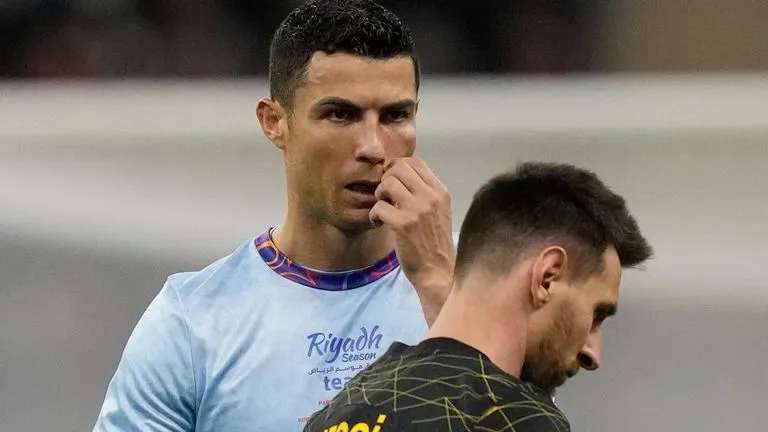 Ronaldo tắc bóng ngay trong chân Messi  - Bóng Đá