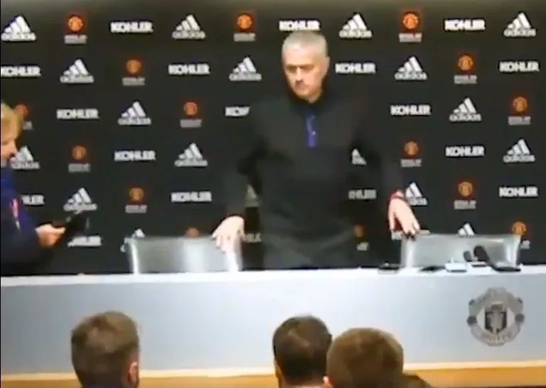 Không được uống nước, Mourinho bảo M.U tiết kiệm tiền chuyển nhượng - Bóng Đá