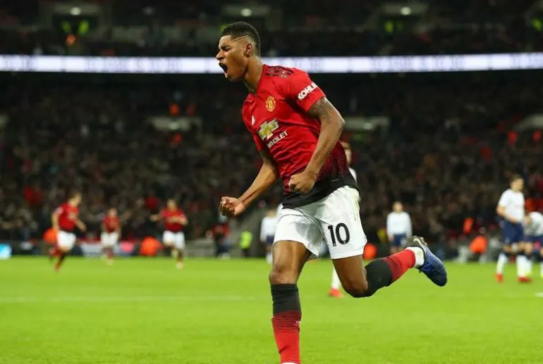 https://www.caughtoffside.com/2019/06/29/we-are-finished-and-hes-overrated-these-manchester-united-fans-blast-clubs-decision-to-hand-star-bumper-new-contract/ - Bóng Đá