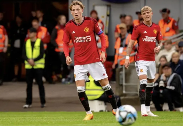 ‘Proud’ Robbie Savage reacts to son captaining Manchester United - Bóng Đá