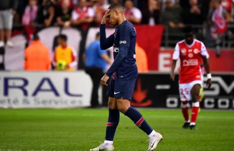Mbappe buồn bã ngày PSG thua trận cuối - Bóng Đá
