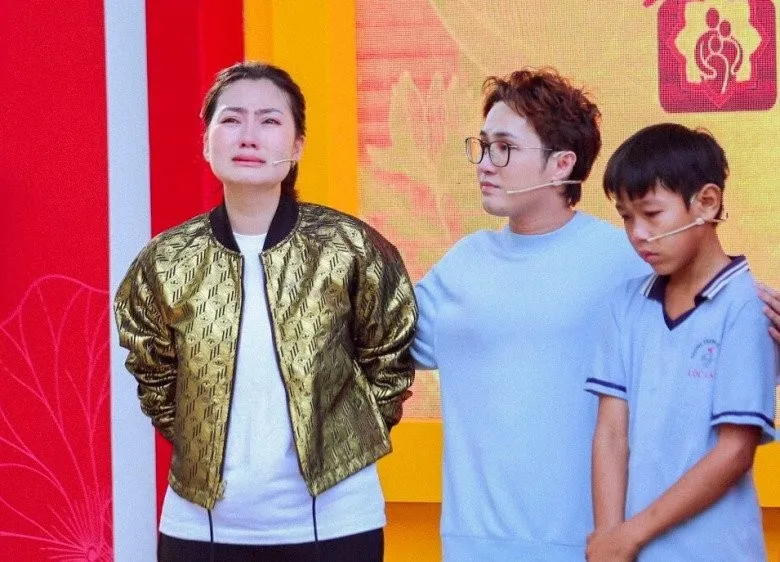ngoc-lan-om-mat-khoc-gian-giua-tiet-lo-thuong-tam-su-voi-di-anh-cha-ruot-show-3-1678175608-564-width780height562