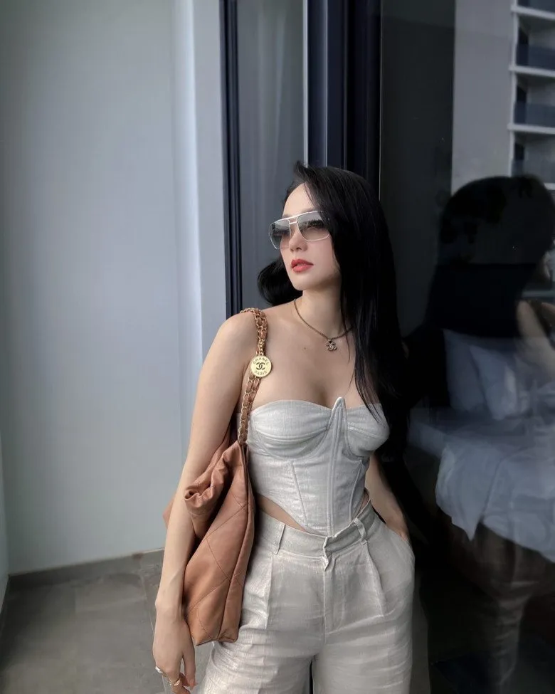 minh-hang-dien-2-manh-khoe-body-nhuc-nhoi-lien-bi-noi-lay-chong-khoe-da-thit-bao-han-298938560_5417550641644930_7479055171720133137_n-1662362313-232-width780height975