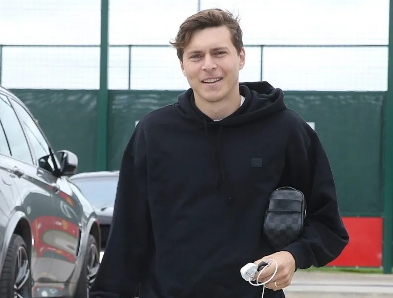 Victor Lindelof spotted out in Cheshire as he takes break from Manchester United - Bóng Đá