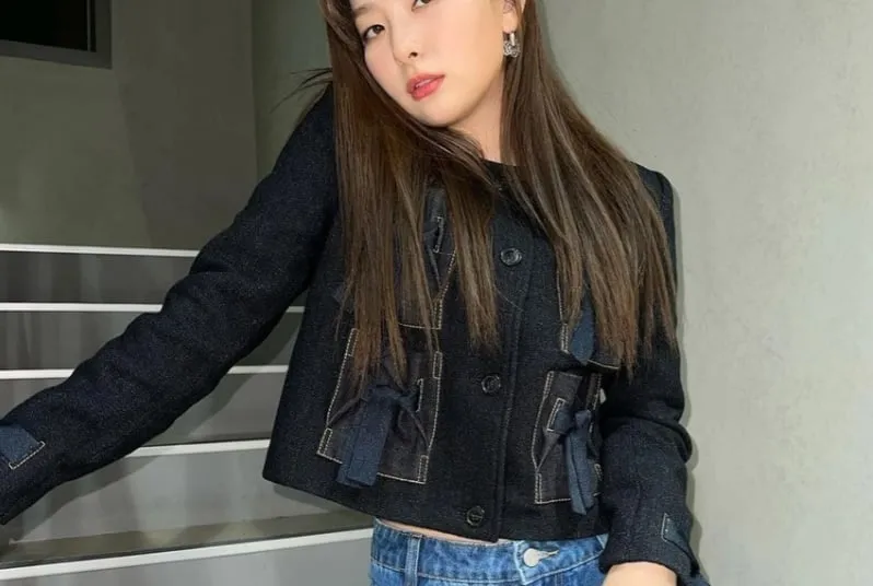 Seulgi tách lẻ áo dạ tweed và quần jeans ống rộng. 