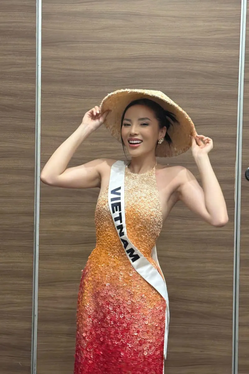 dai-dien-indonesia-bi-chu-tich-miss-universe-nhac-nho-vi-hanh-dong-thieu-tinh-te-tren-san-khau