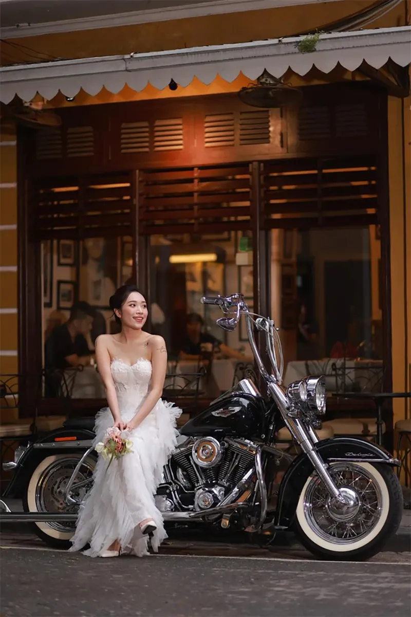 doc-la-doan-ruoc-dau-bang-mo-to-hoanh-trang-o-ha-noi-danh-tinh-co-dau-chu-re-ai-cung-hu-hon-5