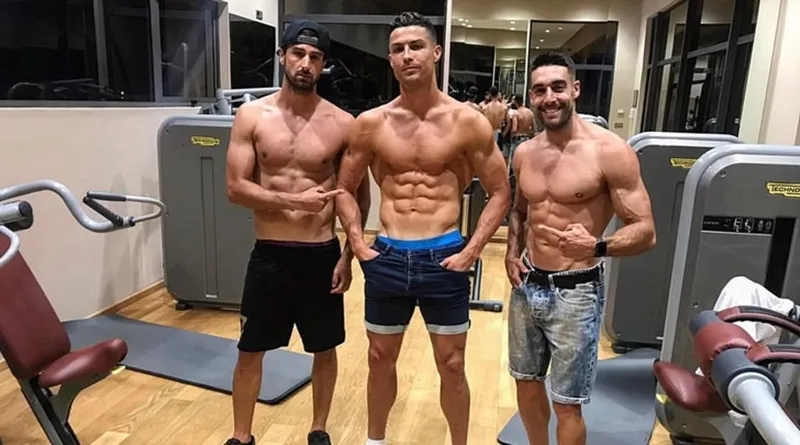 Ronaldo gây sốt với body cực phẩm - Bóng Đá