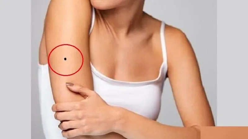 Người có nốt ruồi sống ở bắp tay (cánh tay phía trên khuỷu tay) là người rất năng động