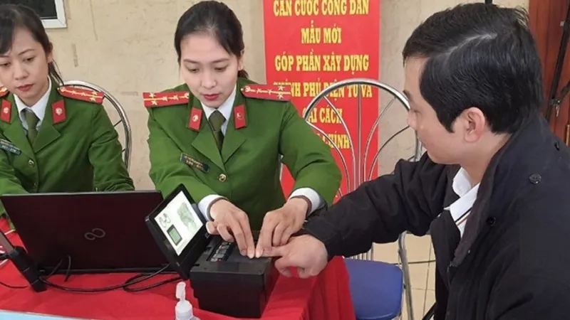 Nếu công dân thực hiện việc cấp đổi thẻ căn cước công dân sang thẻ căn cước hoặc thực hiện cấp đổi thẻ căn cước thì chắc chắn sẽ bị thu lại chứng minh nhân dân, thẻ căn cước công dân gắn chip hoặc thẻ căn cước đang sử dụng.