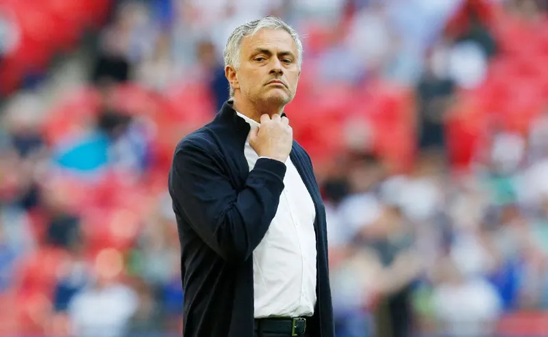 Ảnh Mourinho đá bóng cùng con trai - Bóng Đá