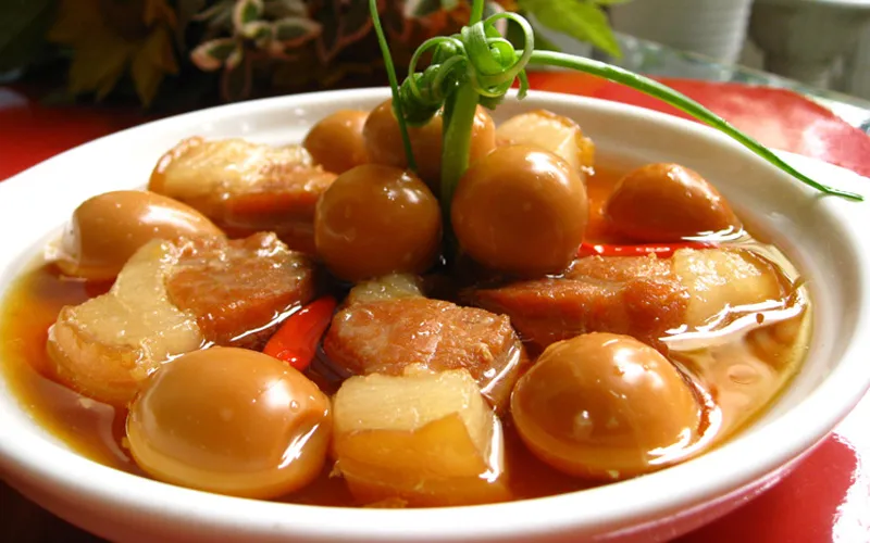 cach-nau-thit-kho-trung