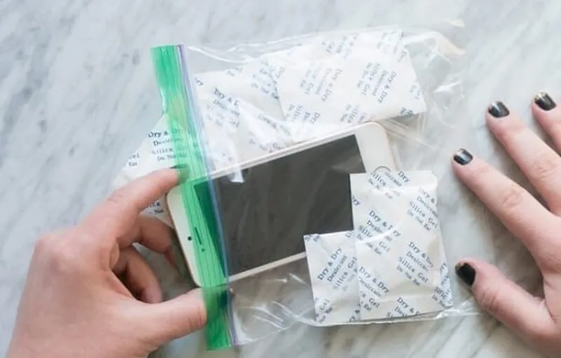 Nếu điện thoại của bạn không may bị rơi xuống nước, đừng quá lo lắng. Bạn có thể tận dụng những gói hút ẩm có vẻ như không cần thiết để