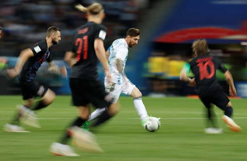 Nhìn Ronaldo tỏa sáng, Messi có muốn chơi bóng cho Bồ Đào Nha? - Bóng Đá