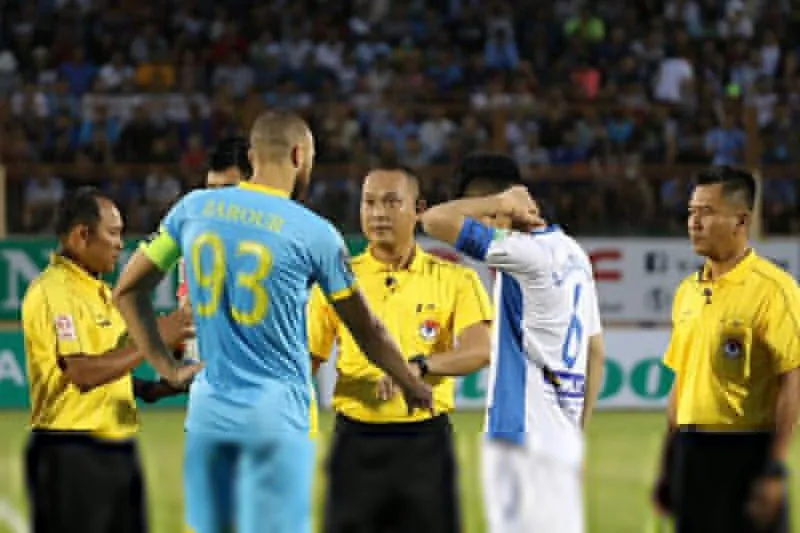 Trọng tài V-League: Đá bể nồi cơm của nhau, có nên không? - Bóng Đá