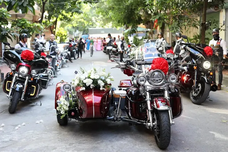 doc-la-doan-ruoc-dau-bang-mo-to-hoanh-trang-o-ha-noi-danh-tinh-co-dau-chu-re-ai-cung-hu-hon-2