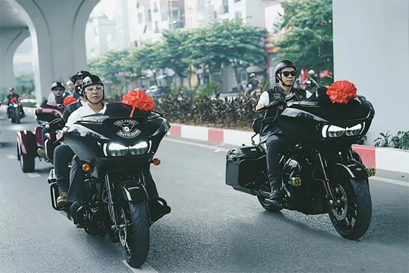 doc-la-doan-ruoc-dau-bang-mo-to-hoanh-trang-o-ha-noi-danh-tinh-co-dau-chu-re-ai-cung-hu-hon-3