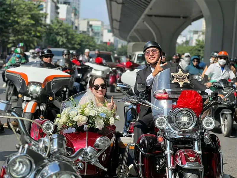doc-la-doan-ruoc-dau-bang-mo-to-hoanh-trang-o-ha-noi-danh-tinh-co-dau-chu-re-ai-cung-hu-hon01