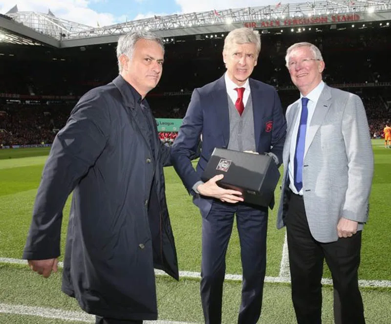 Thông điệp bất ngờ trên món quà Sir Alex tặng Wenger - Bóng Đá