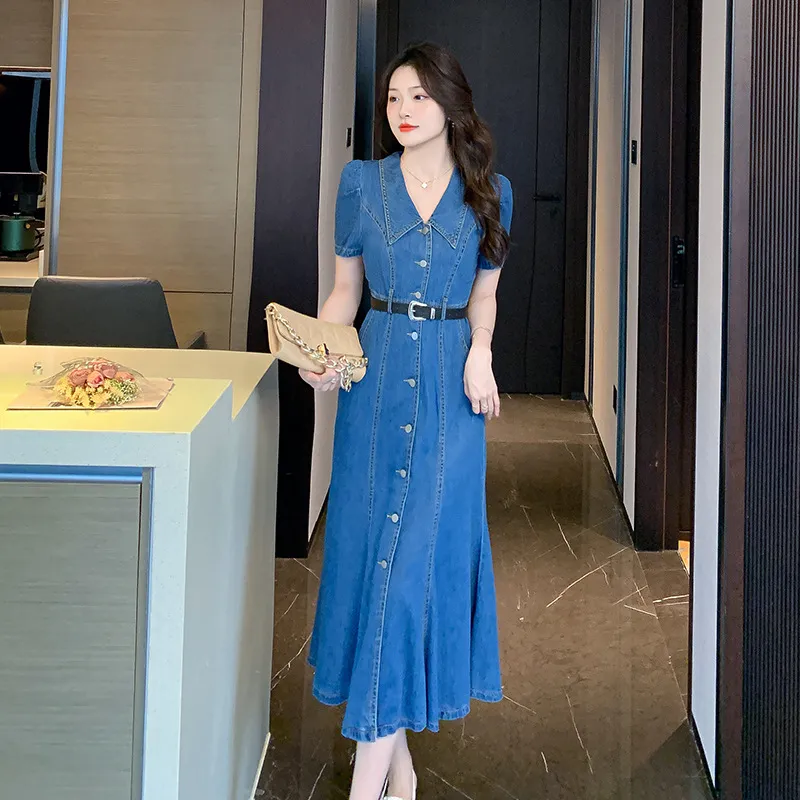 Váy liền chất vải denim cũng đang được các quý cô sành điệu ưa chuộng. Kiểu váy này toát lên nét cá tính,