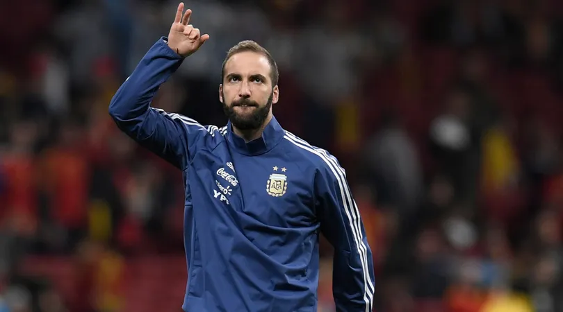 Tịt ngòi tại tuyển Argentina, Higuain lại móc mỉa fan - Bóng Đá