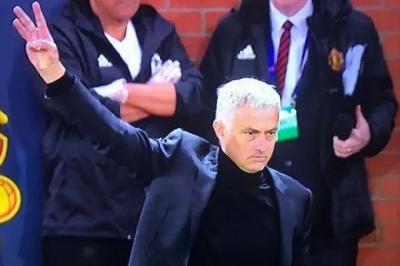 Vì sao Mourinho giơ 3 ngón tay trước CĐV Juve - Bóng Đá