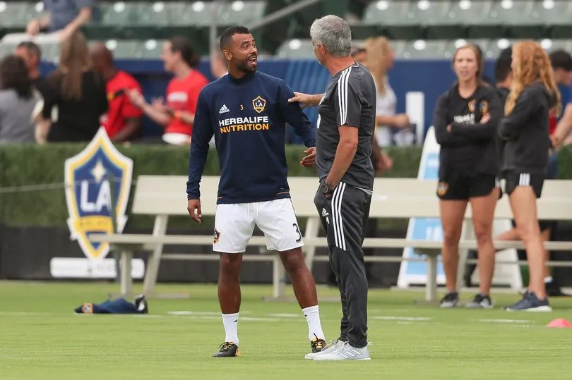 Mourinho đã nói gì khi gặp lại Ashley Cole? - Bóng Đá