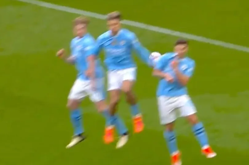 Jack Grealish 'gets away with 100% handball pen' and ref even gives Man City goal kick - Bóng Đá