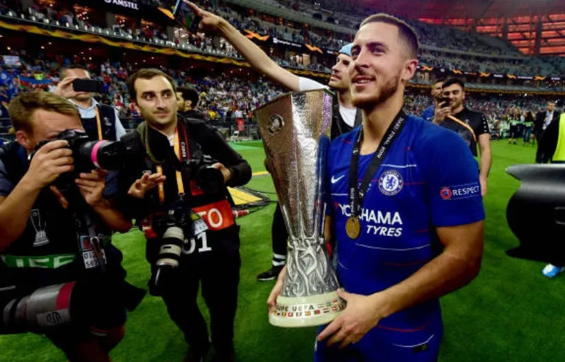 Hậu Europa League, Hazard nhảy múa, hút thuốc phì phèo cùng BHL - Bóng Đá