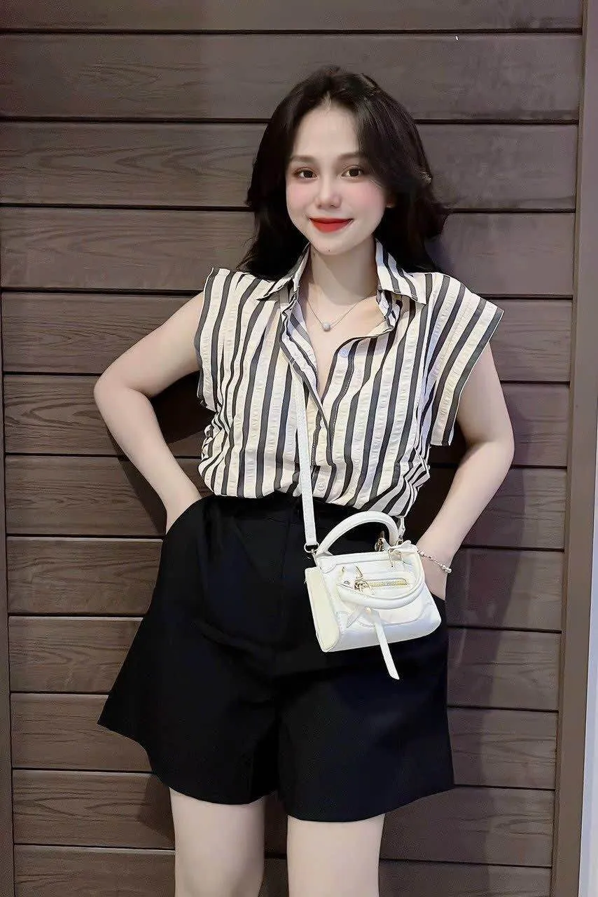 Một chiếc áo kẻ sọc thực sự là món đồ vượt thời gian, luôn tỏa sáng dù bạn có phong cách phối đồ đơn giản hay cầu kỳ