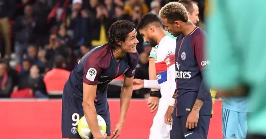 Sau 2 năm, Neymar mới đáp lễ Cavani, NHM PSG xoa tay hài lòng - Bóng Đá