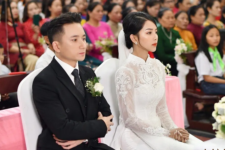 phan-manh-quynh-va-vo-cuoi-trong-nha-tho