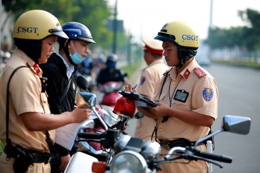 Việc sử dụng tai nghe khi điều khiển phương tiện giao thông trên được xem là hành vi vi phạm.