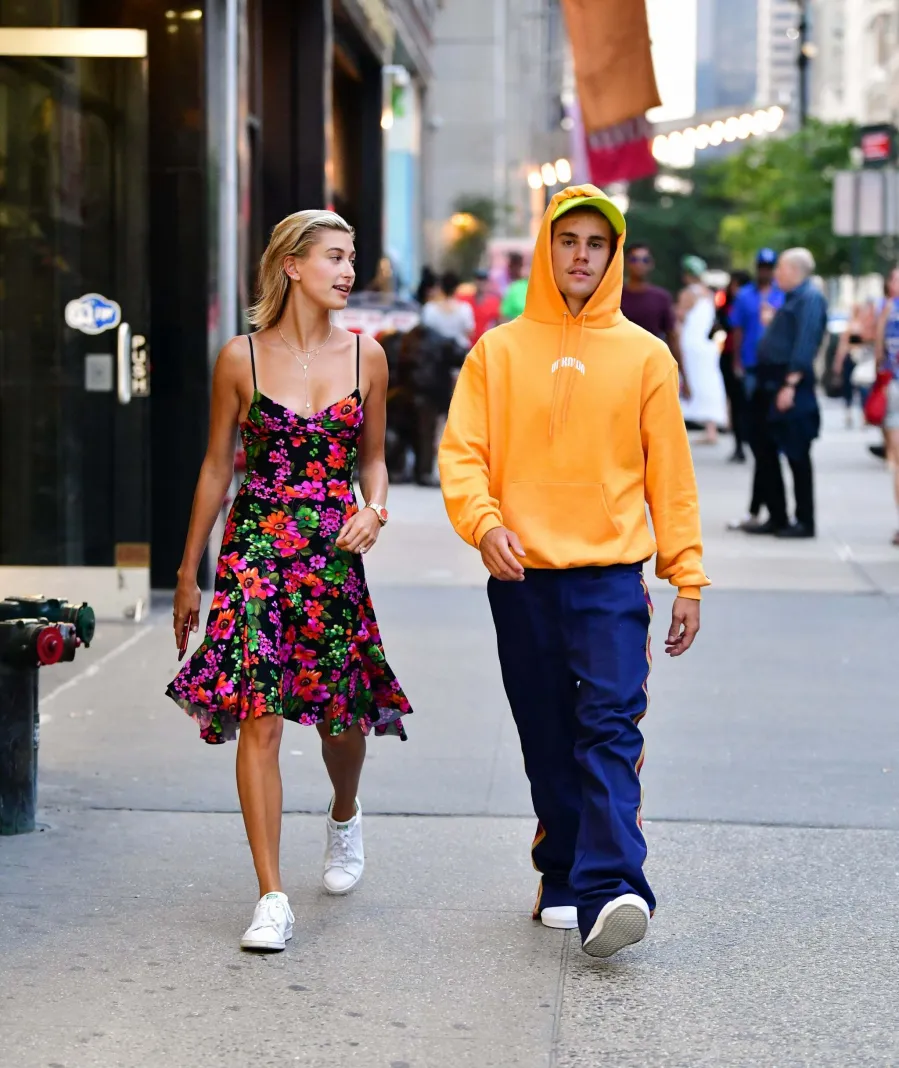 hailey-bieber-chinh-phuc-tu-tham-do-toi-street-style-14f-4947862