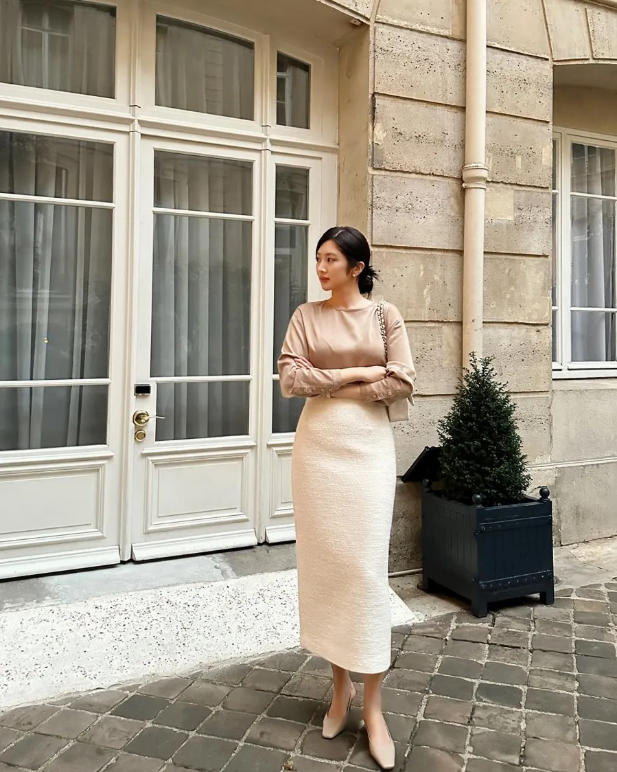 Áo blouse màu be kết hợp với chân váy trắng