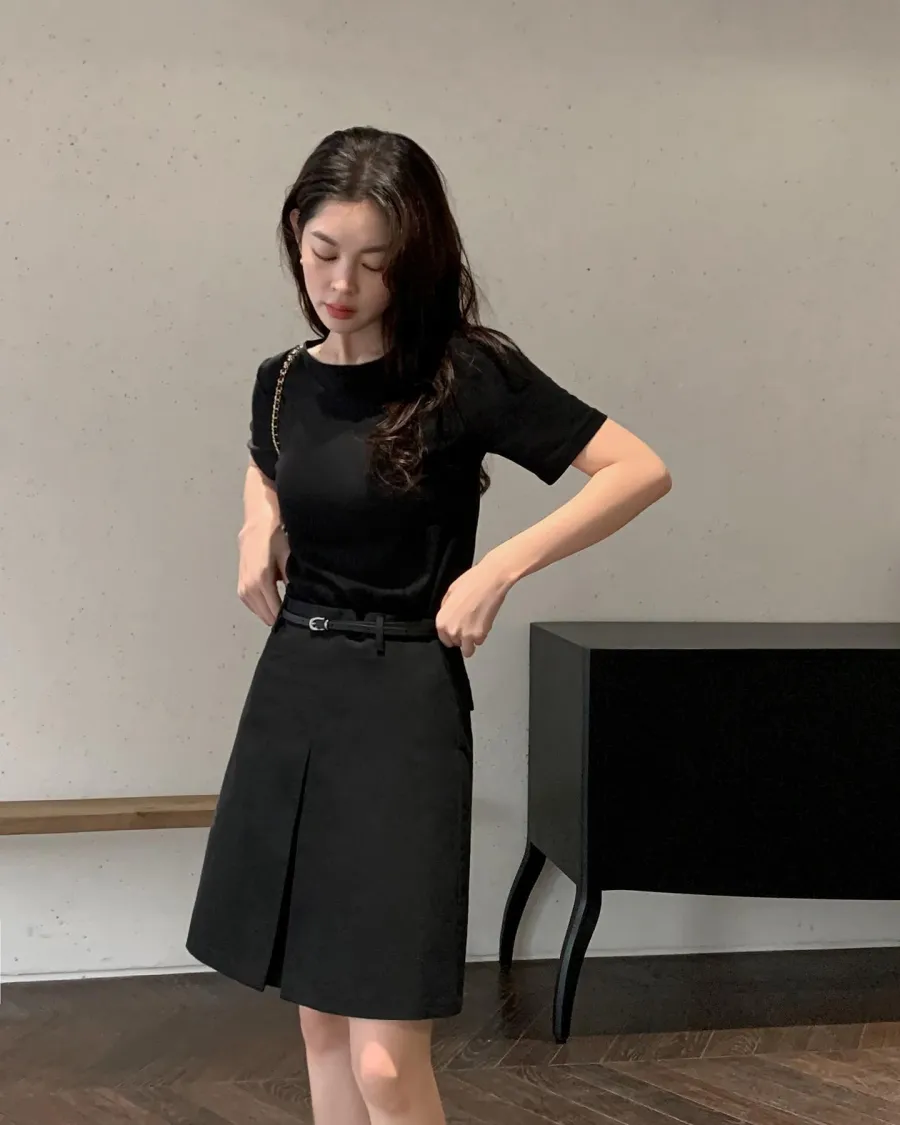 Áo thun được coi là biểu tượng thời trang mùa hè như áo thun trắng, đen, ghi xám hoặc áo kẻ ngang là lựa chọn lý tưởng nhất cho tủ đồ.