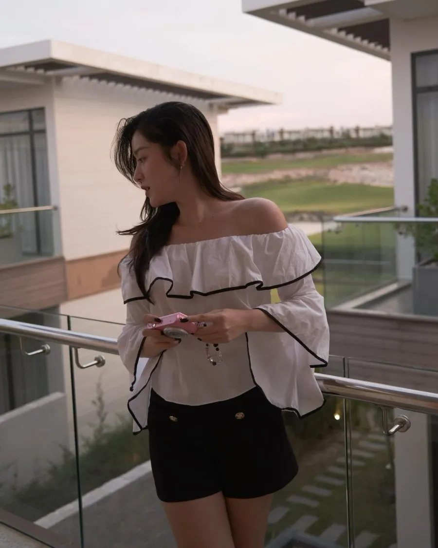Để vẻ ngoài có sự năng động, trẻ trung, chị em hãy tham khảo Á hậu Huyền My, kết hợp áo trễ vai với quần short.