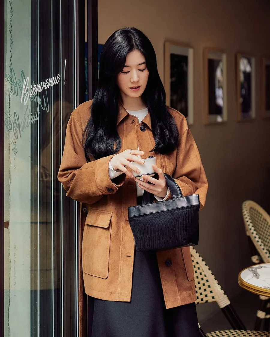 Cô chọn cho mình một phong cách đời thường thiên về sự thanh lịch và quý phái, đậm chất thời trang cao cấp.