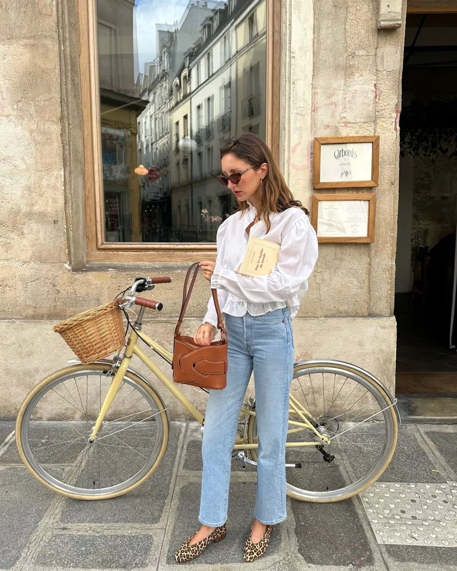 Sự kết hợp giữa áo blouse và quần jeans sẽ là công thức hoàn hảo của những cô nàng yêu thích sự nhẹ nhàng