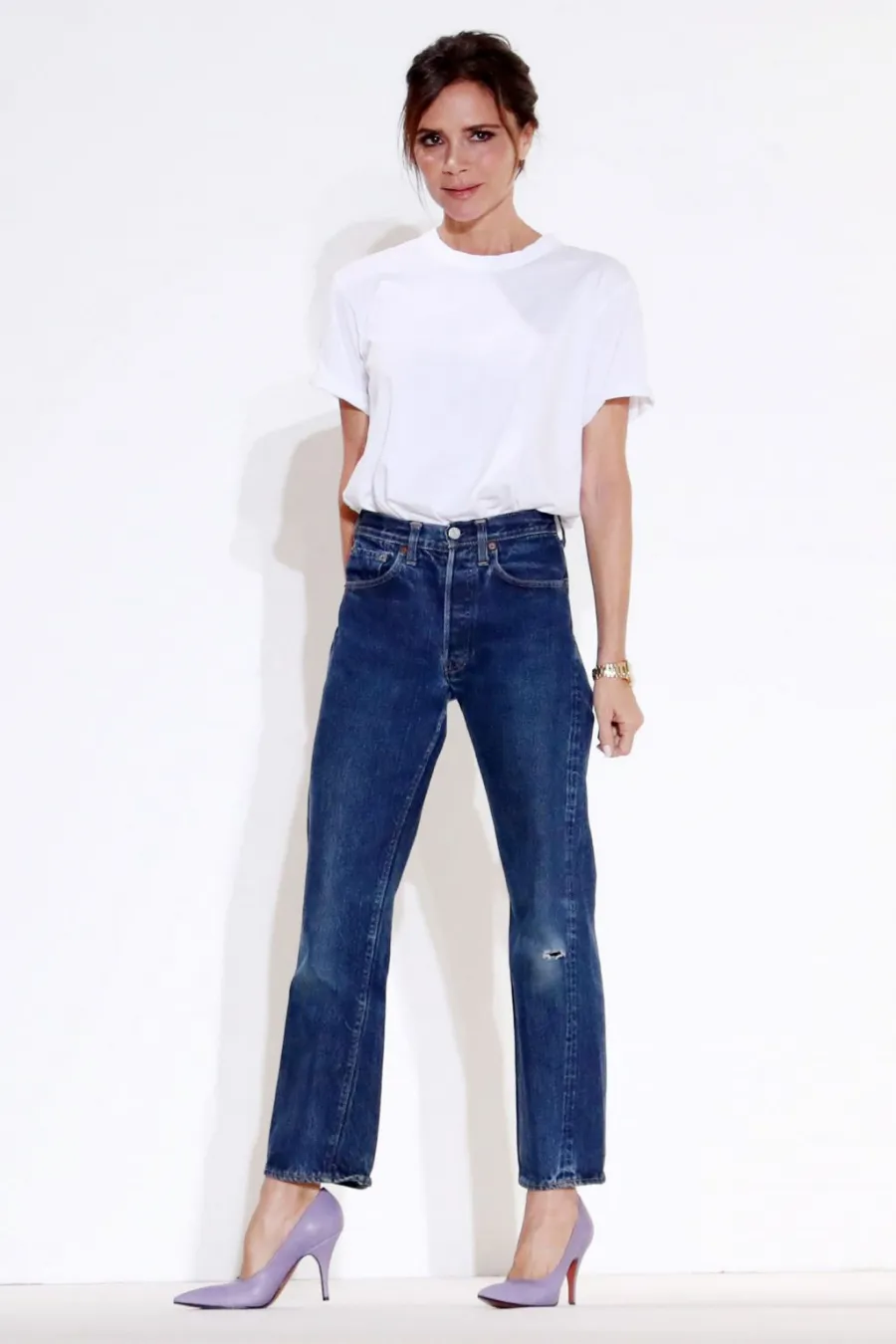 Victoria-Beckham-tiet-lo-3-tieu-chi-de-mua-ao-T-shirt-trang-hoan-hao_ELLE-VN_5-1024x1536