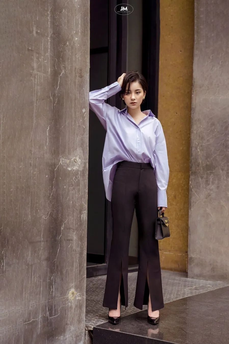 Quần âu tối màu vẫn nên là món thời trang chủ chốt trong tủ đồ của chị em.