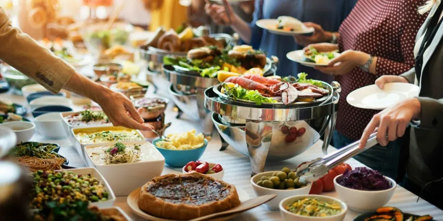 Buffet hiện đang là lựa chọn phổ biến cho các buổi họp lớp hay gặp gỡ đồng nghiệp, bởi vì nó cung cấp nhiều món ăn đa dạng từ hải sản, thịt, rau đến đồ uống, đáp ứng hầu hết các khẩu vị mà không cần lo lắng về sở thích hay kiêng cữ của người khác.