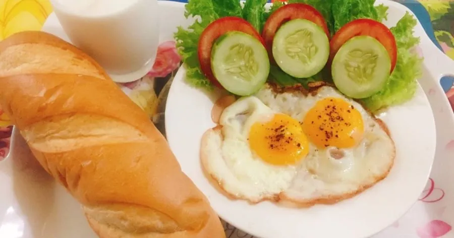 Bánh mì ốp la kèm rau củ và xúc xích