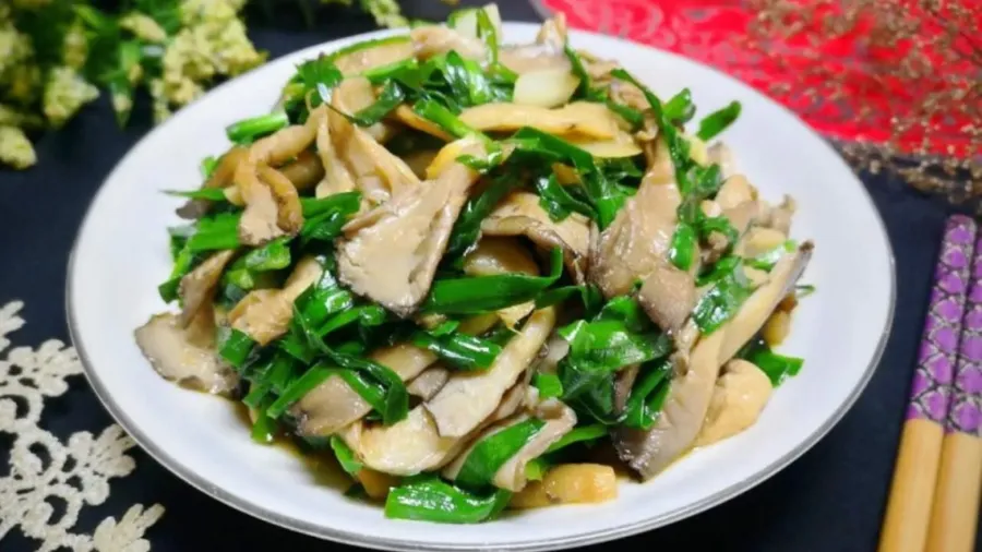 Món hẹ xào nấm sò có thể dùng để ăn kèm cơm trắng.