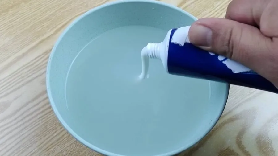 Hòa một ít kem đánh răng vào nước vo gạo.