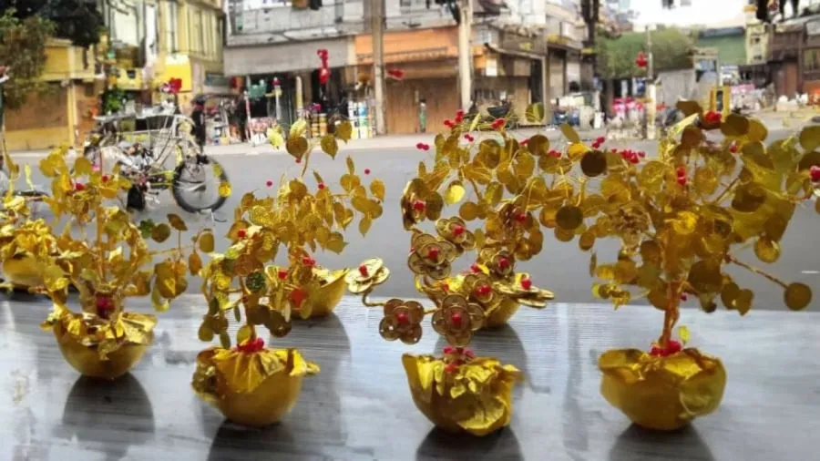 Cành vàng lá bạc không có giá trị là cúng phẩm mà là vật trang trí