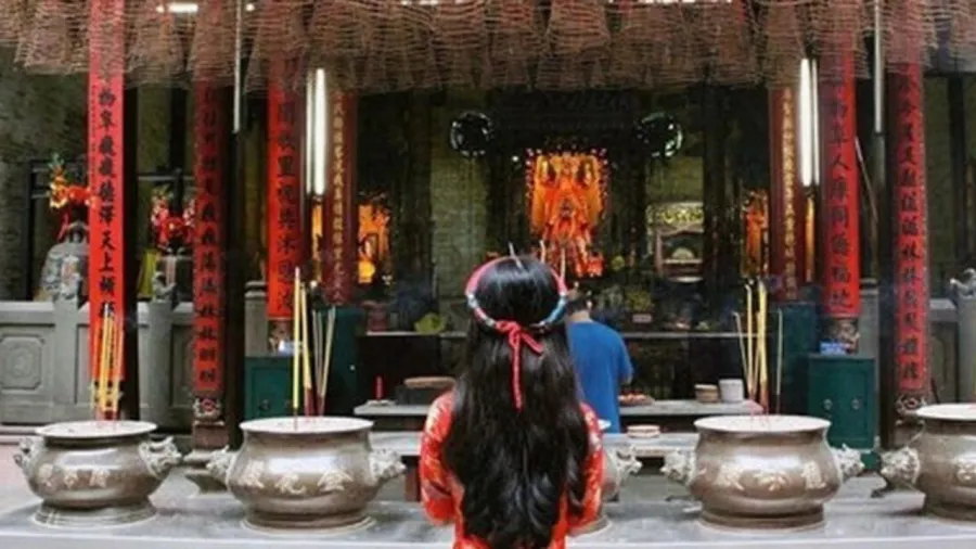 Nên mặc đồ kín đáo khi lễ chùa